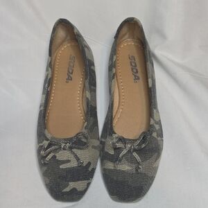 Soda Women's Camouflage Print Flats Sz. 8